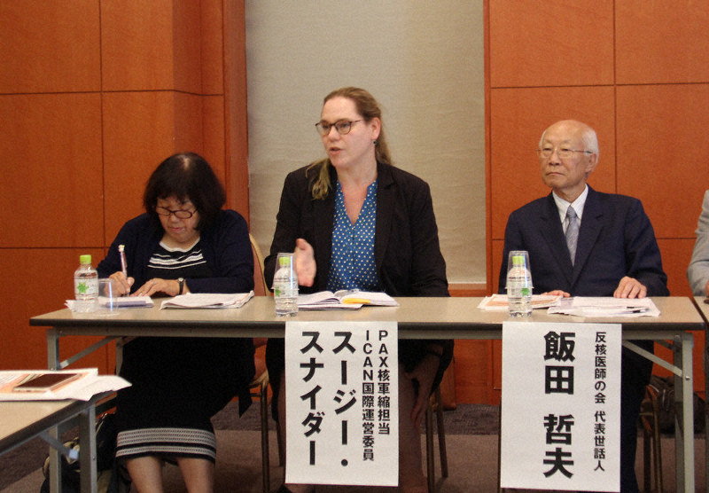 記者会見で、核兵器製造企業への投融資について説明するスージー・スナイダーさん(中央)ら=京都市下京区のメルパルク京都で、福富智撮影