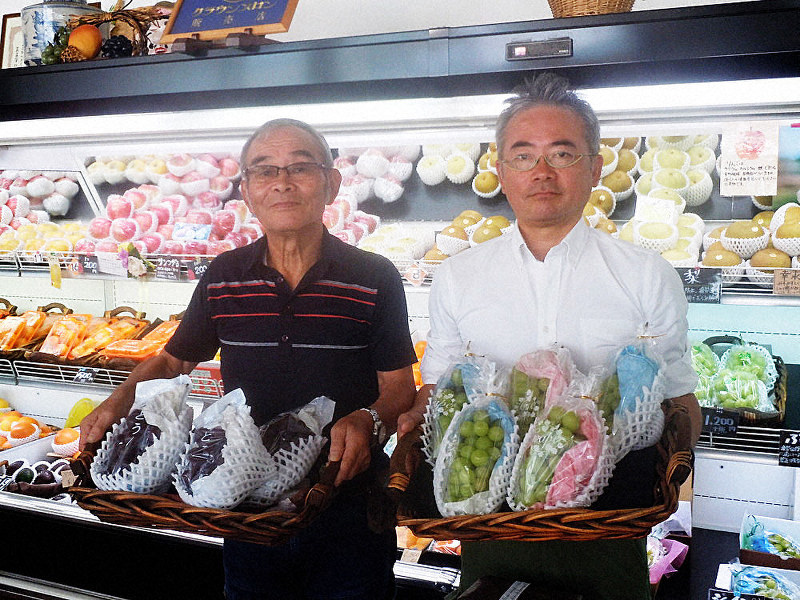 仕事は二人三脚。古由青果の古田順一会長(左)と芳章社長=和歌山県湯浅町湯浅で、中川博史撮影