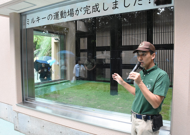 新施設の前で説明するミルキーの飼育担当の山田信宏さん=高知県香南市で2019年9月22日、郡悠介撮影