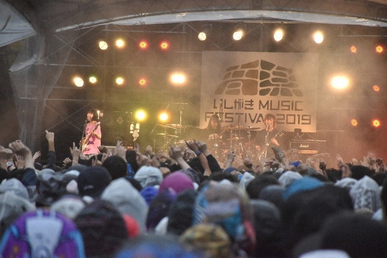 若者に人気の3人組バンド「ヤバイTシャツ屋さん」の演奏に盛り上がる会場=盛岡市内丸の盛岡城跡公園で