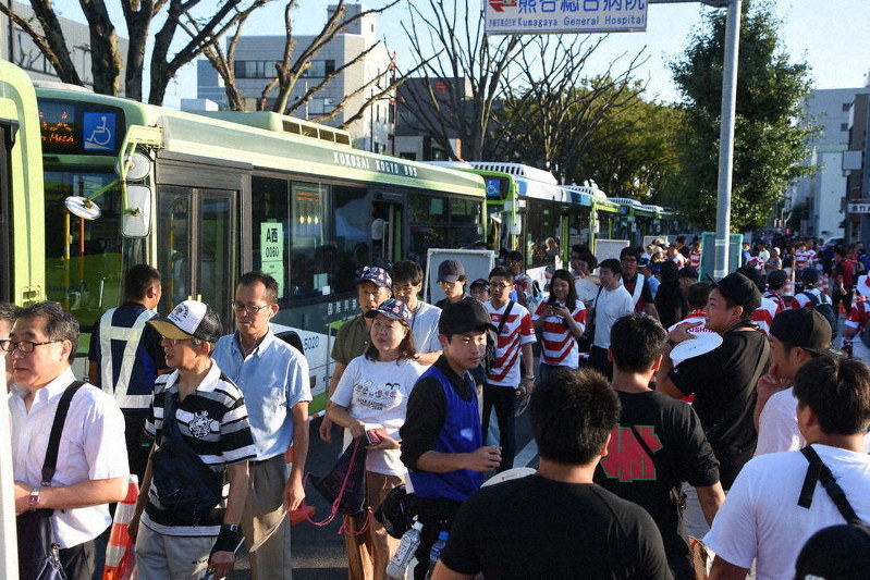 日本代表の壮行試合ではシャトルバスが次々と市役所近くから発車し、大きな混乱はなかった=埼玉県熊谷市宮町で