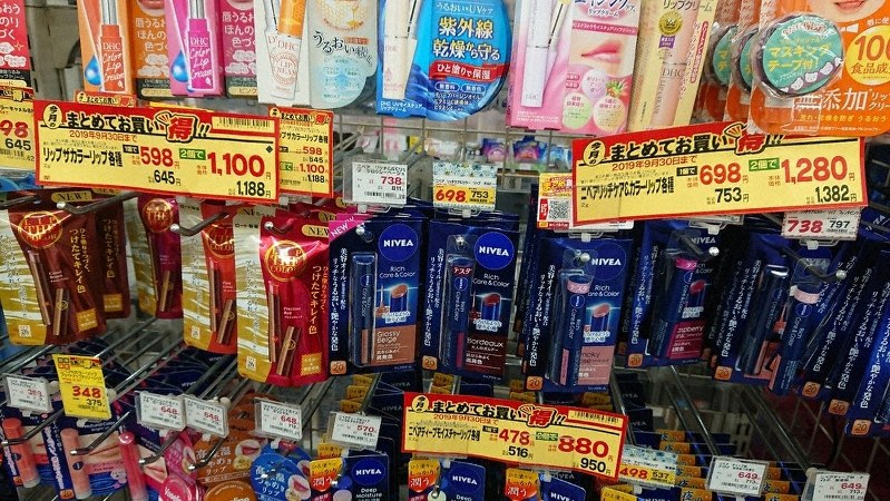 消費税増税前のまとめ買いを促すセールを行う小売店も多い=東京都内で19日午前11時5分、藤渕志保撮影