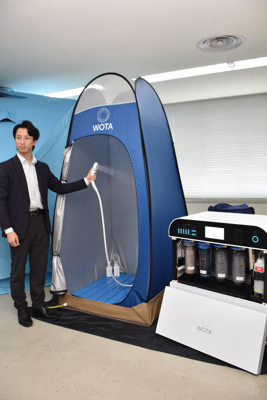 災害用シャワー「WOTA BOX」のデモンストレーションをするWOTAの前田COO=静岡県藤枝市役所で2019年8月23日午後0時15分、高場悠撮影