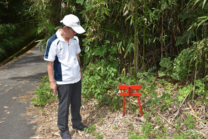 不法投棄対策に効果を発揮している「美化神社」の鳥居