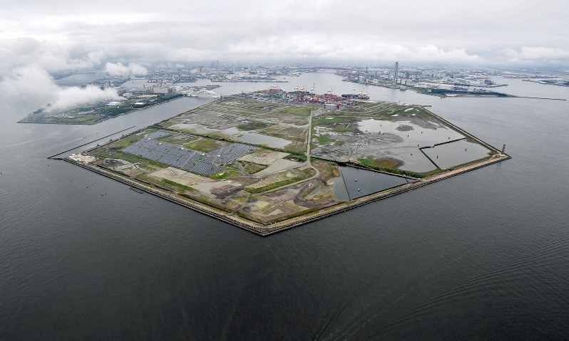 大阪府・市がIR誘致の候補としている、大阪湾に浮かぶ人工島・夢洲=大阪市此花区で2019年7月1日午前10時10分、本社ヘリから平川義之撮影