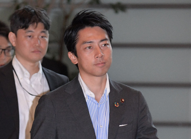 閣議に向かう小泉進次郎環境相=首相官邸で2019年9月13日、川田雅浩撮影