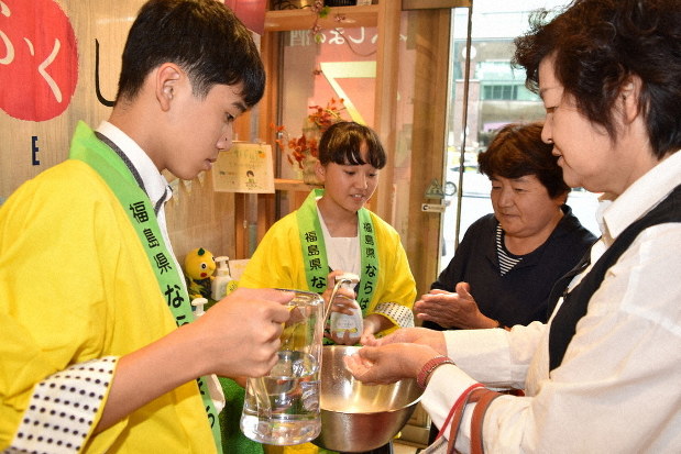 東日本大震災 笑顔を発信 全国の支援に恩返し 楢葉中生が開発 販売 菓子など８００個完売 東京 日本橋 福島 毎日新聞
