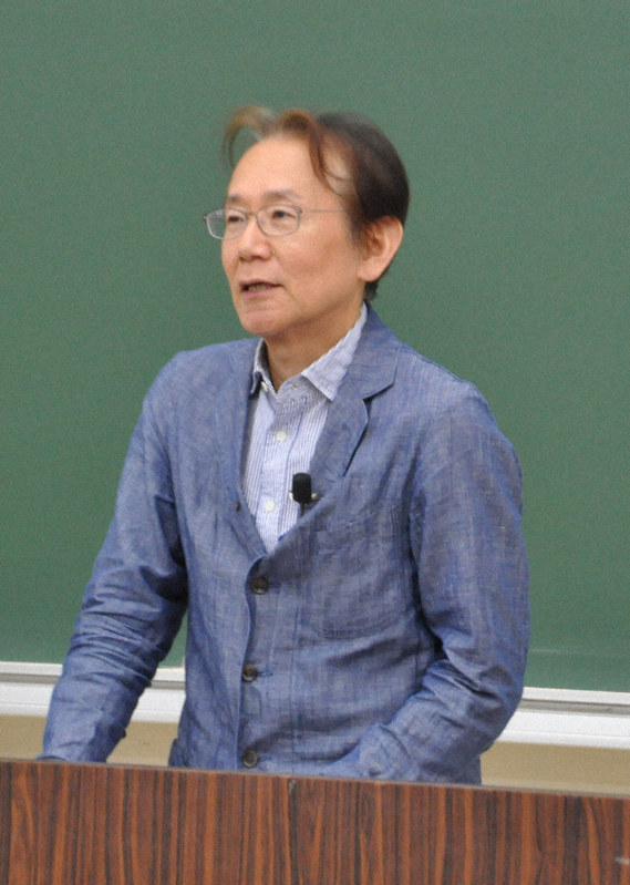 再審法改正を訴える映画監督の周防正行氏=福島市の福島大で