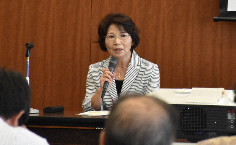 参加者らに犯罪被害者遺族の思いを訴える磯谷富美子さん=大津市打出浜の県警本部で、菅健吾撮影