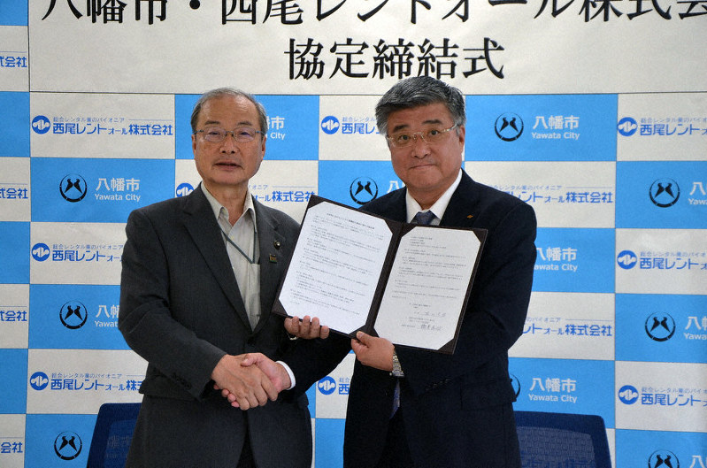 協定書を交わし握手する堀口文昭市長(左)と橋本宏治・関西支店長=京都府八幡市役所で、鈴木健太郎撮影