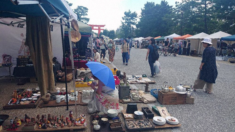 文化とつながる 蚤の市 若者多く 開始半年 外国人客誘致狙う 左京 岡崎公園 京都 毎日新聞