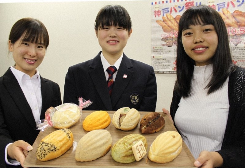 8種類の新作「神戸メロンパン」と開発した学生たち=神戸市中央区で、木田智佳子撮影