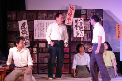 「河」の広島公演で労働者役を演じる板倉勝久さん（中央）＝広島市西区で２０１７年１２月、広島文学資料保全の会提供