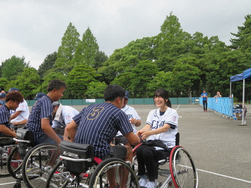 西武主催の車椅子ソフトボール大会に参加した猪狩ともかさん(右)=西武ライオンズ提供