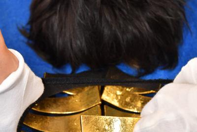 関西国際空港で摘発された金の密輸事例。昨年、訪日外国人がかぶったかつらに金塊が隠されていた＝関西国際空港で2019年9月9日午前10時59分、小松雄介撮影