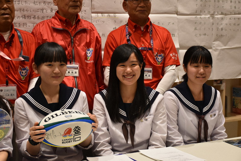 スタジアム前で東日本大震災のことを伝える活動をする釜石高3年の(左から)佐々木千芽さん、洞口留伊さん、野呂文香さん=岩手県釜石市鵜住居町で2019年9月21日午後5時57分、日向米華撮影