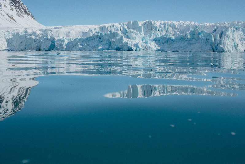 北極圏のノルウェー領スバールバル諸島の氷河=Denis Sinyakov/Greenpeace提供