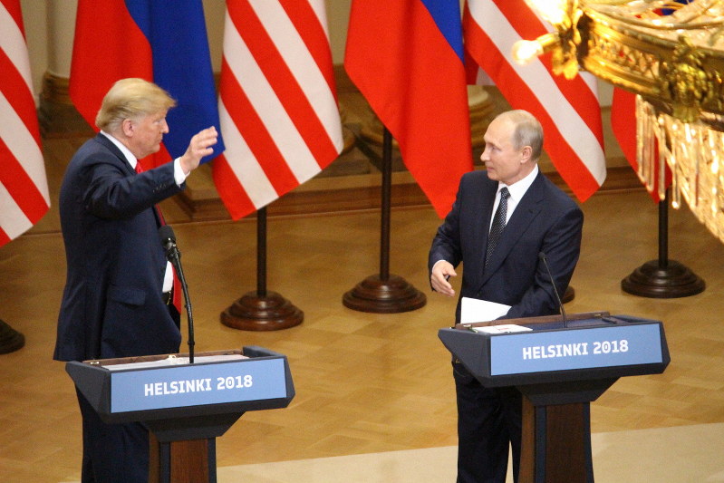 トランプ米大統領(左)とプーチン露大統領=2018年7月16日、高本耕太撮影