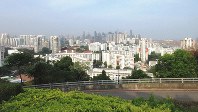 サザンリッジの尾根から高層公営住宅街越しにシンガポールの都心を見る（写真は筆者撮影）