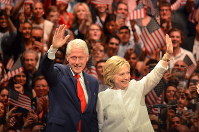 2016年の米民主党・大統領候補指名争いで勝利演説をし、夫のビル・クリントン元大統領（左）と声援に応えるヒラリー・クリントン元国務長官＝2016年6月7日、西田進一郎撮影