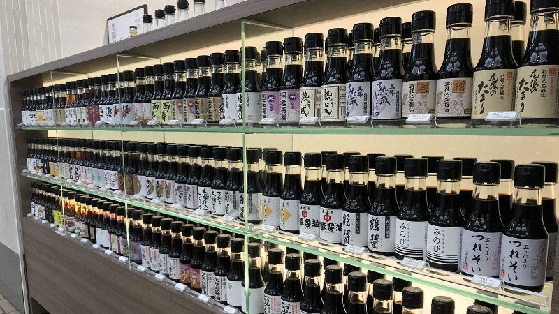 95種類のしょうゆが並ぶ「職人醤油」の店舗=2019年9月25日、田中学撮影