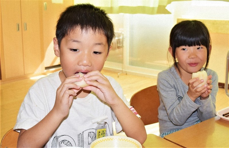 児童たちが旬を迎えた地元の特産梨を給食で味わった=山形県酒田市立琢成小で