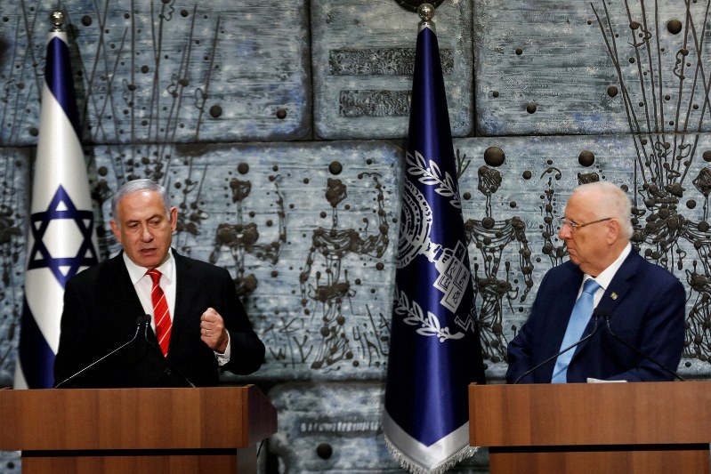 イスラエルのリブリン大統領(右)から組閣の指示を受けたネタニヤフ首相=エルサレムで25日、ロイター