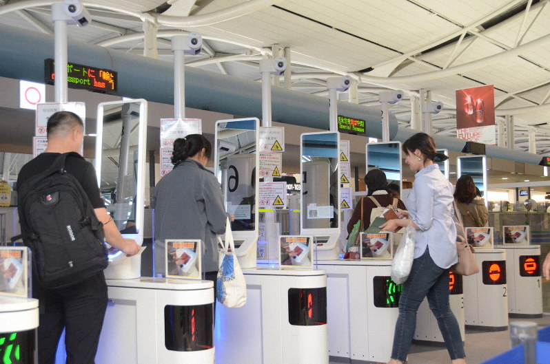 出国する短期滞在の外国人旅客も利用ができるようになった「顔認証ゲート」=関西国際空港で2019年9月25日午後3時18分、鶴見泰寿撮影