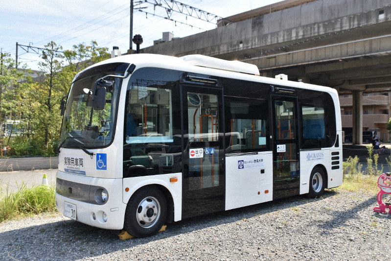 物損事故をおこした自動運転バス=大分市で2019年9月25日、白川徹撮影