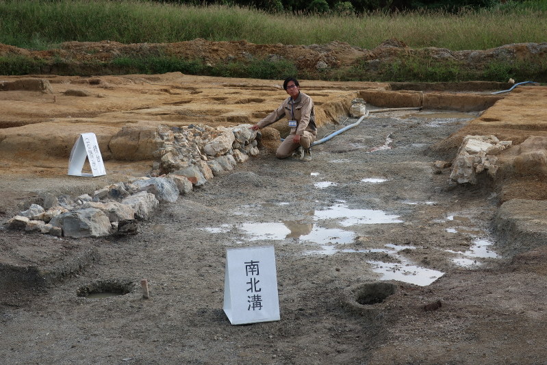 佐和山城跡の発掘現場で見つかった橋台について説明する担当者=滋賀県彦根市で2019年9月24日午後2時10分、西村浩一撮影