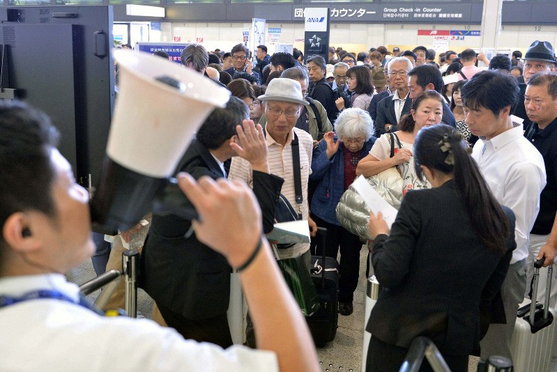 欠航便が相次ぎ、混雑する出発ロビー=大阪空港で2019年9月26日午後0時52分、山田尚弘撮影