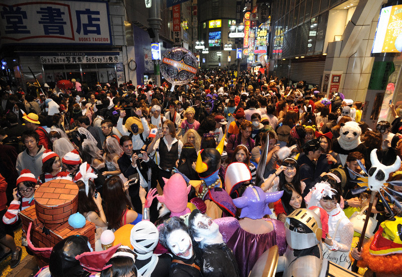 「ハロウィーン」で深夜までにぎわう渋谷駅周辺=東京都渋谷区で