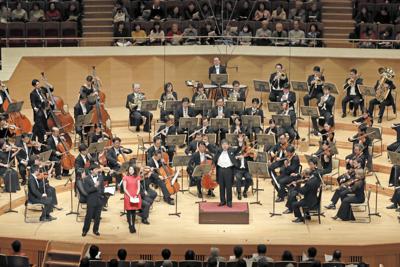 がんばろう日本！スーパーオーケストラのフィナーレで「ふるさと」を合唱する演奏者ら＝東京都港区のサントリーホールで2019年3月1日、小川昌宏撮影
