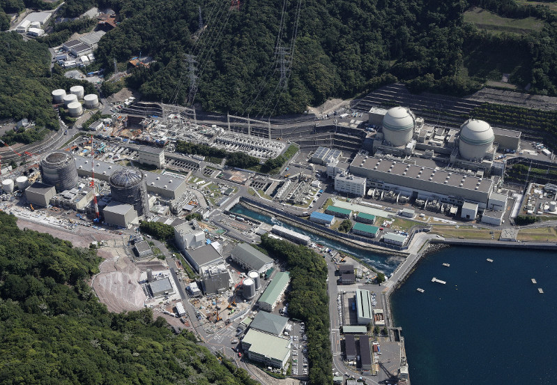 関西電力高浜原発の(左から)1号機、2号機、3号機、4号機=福井県高浜町で2019年5月30日午後2時50分、本社ヘリから