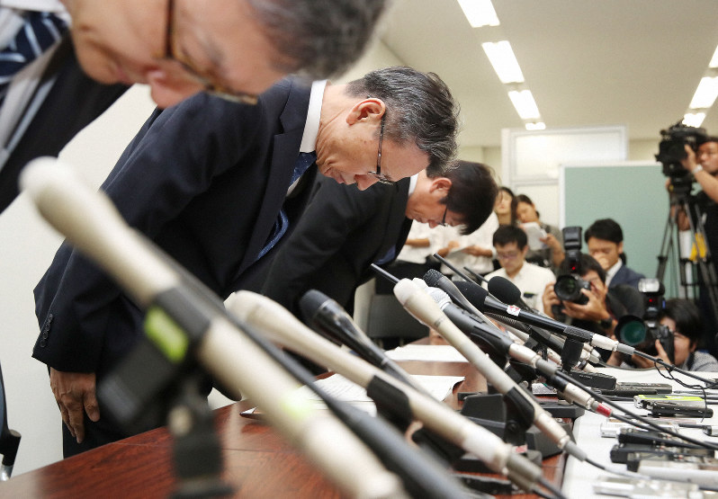 記者会見の冒頭、頭を下げる関西電力の岩根茂樹社長(手前から2人目)=大阪市北区で2019年9月27日午前11時、梅田麻衣子撮影