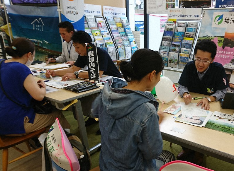 6市町村が開いた「ひとり親のための合同移住相談会」には、10人以上が訪れた=東京都中央区の「移住・交流情報ガーデン」で2019年7月21日、兵庫県神河町提供