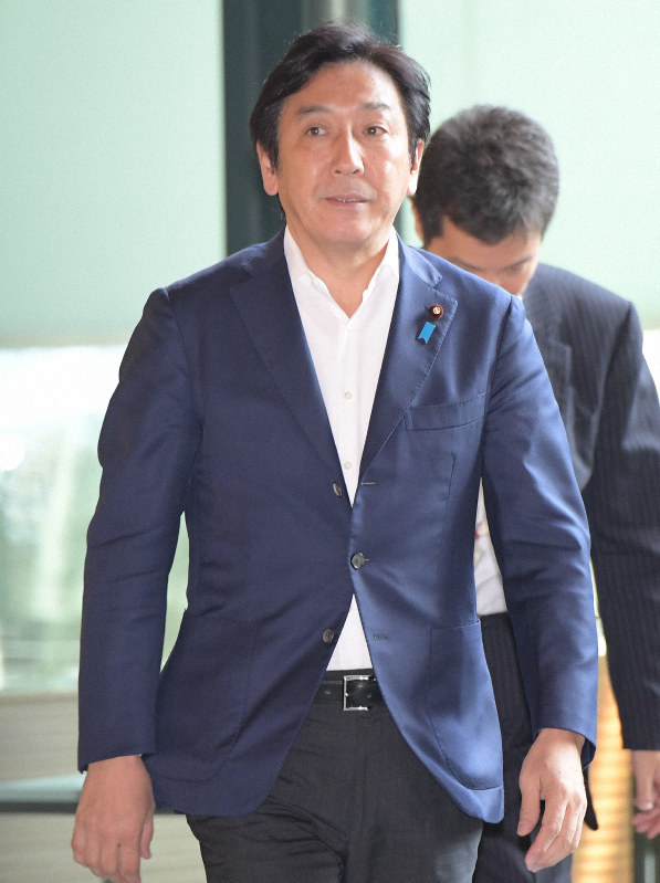 閣議に向かう菅原一秀経済産業相=首相官邸で2019年9月27日午前9時53分、川田雅浩撮影