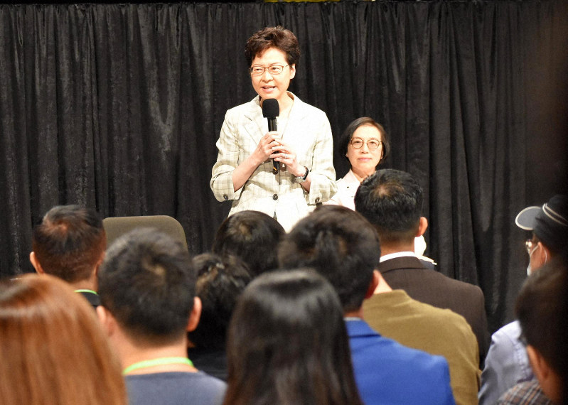 市民との対話集会にのぞむ林鄭月娥行政長官=香港のクイーンエリザベス体育館で2019年9月26日午後7時3分、福岡静哉撮影
