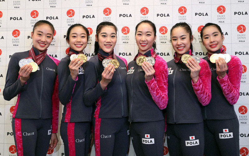 バクーから帰国し、メダルを手に笑顔を見せる新体操日本代表の(左から)熨斗谷さくら、竹中七海、松原梨恵、杉本早裕吏、鈴木歩佳、横田葵子=千葉県成田市の成田空港で2019年9月24日午前11時33分、吉田航太撮影