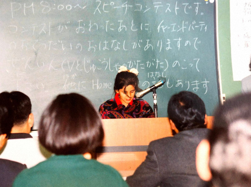 スピーチコンテストで「学校に行きたい」と訴えたナディさん=本人提供