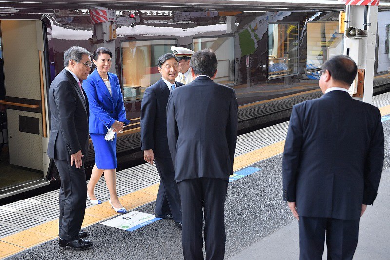 臨時専用列車で天皇、皇后両陛下 茨城へ [写真特集3/5] | 毎日新聞