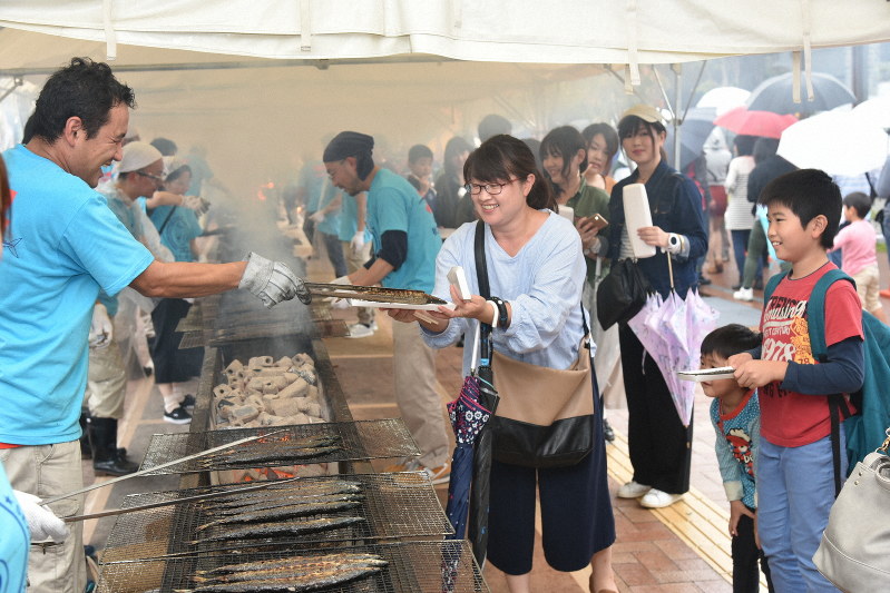 多くの来場者が列をなした昨年の「おながわ秋刀魚収獲祭」。今年も昨年同様、女川駅前のレンガ道で開く=女川町で2018年9月、百武信幸撮影