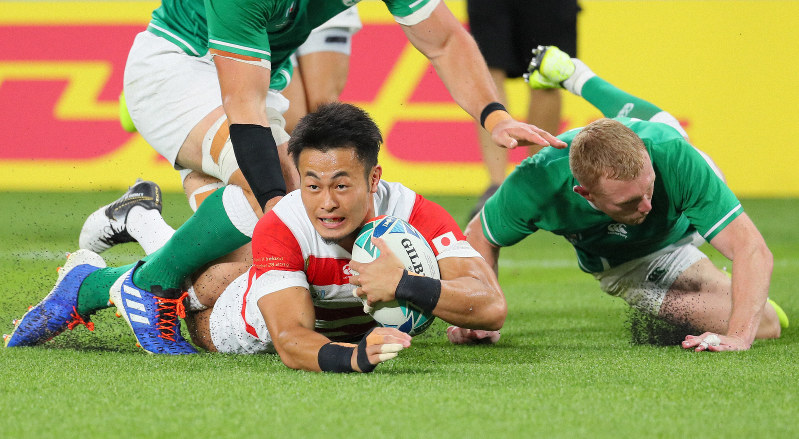 【日本-アイルランド】後半、逆転となるトライを決める福岡(左)=静岡スタジアムで2019年9月28日、長谷川直亮撮影