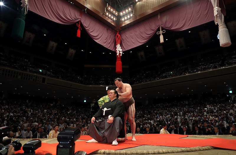 断髪式で、横綱・白鵬（右）に大いちょうにはさみを入れられる元横綱・稀勢の里の荒磯親方＝東京・両国国技館で２０１９年９月２９日、小川昌宏撮影