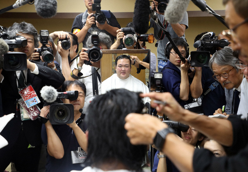 断髪式を終え、大勢の報道陣に囲まれながら整髪される元横綱・稀勢の里の荒磯親方(中央)=東京・両国国技館で2019年9月29日、小川昌宏撮影