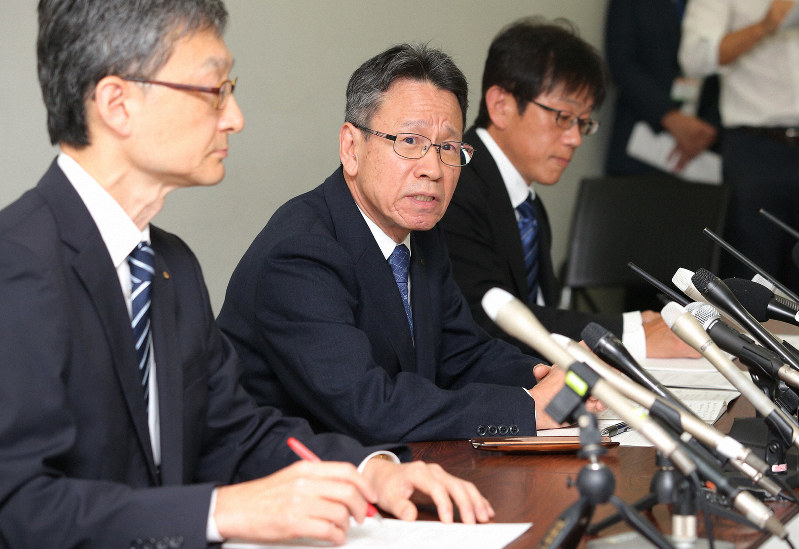 記者会見する関西電力の岩根茂樹社長(中央)=大阪市北区で2019年9月27日、梅田麻衣子撮影
