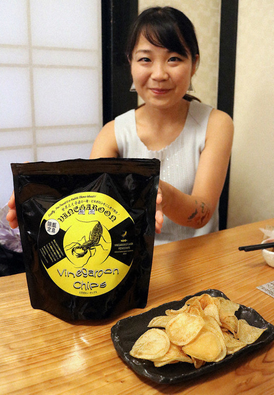 「厄介者のスムシを甑島の名物に」とビネガロン・チップスをPRする純浦彩さん=鹿児島県薩摩川内市東向田町で、降旗英峰撮影