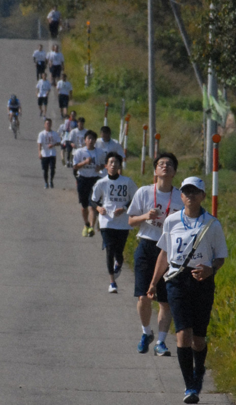 ゴールを目指して中間地点を通過する北見北斗高の男子生徒たち=北海道置戸町で