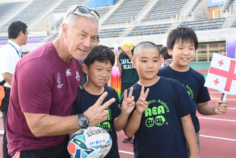 ラグビーｗ杯２０１９ ジョージア代表にメッセージボール 熊谷の小学生ら贈呈 埼玉 毎日新聞