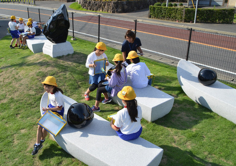 作家を招いた交流会で地元の子どもたちにお披露目された友好記念碑=千葉県大喜多町で